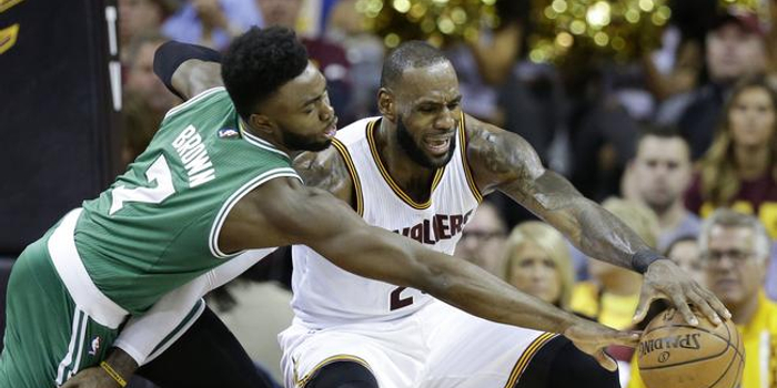  杰伦布朗末节独揽十分，凯尔特人顶住压力险胜猛龙